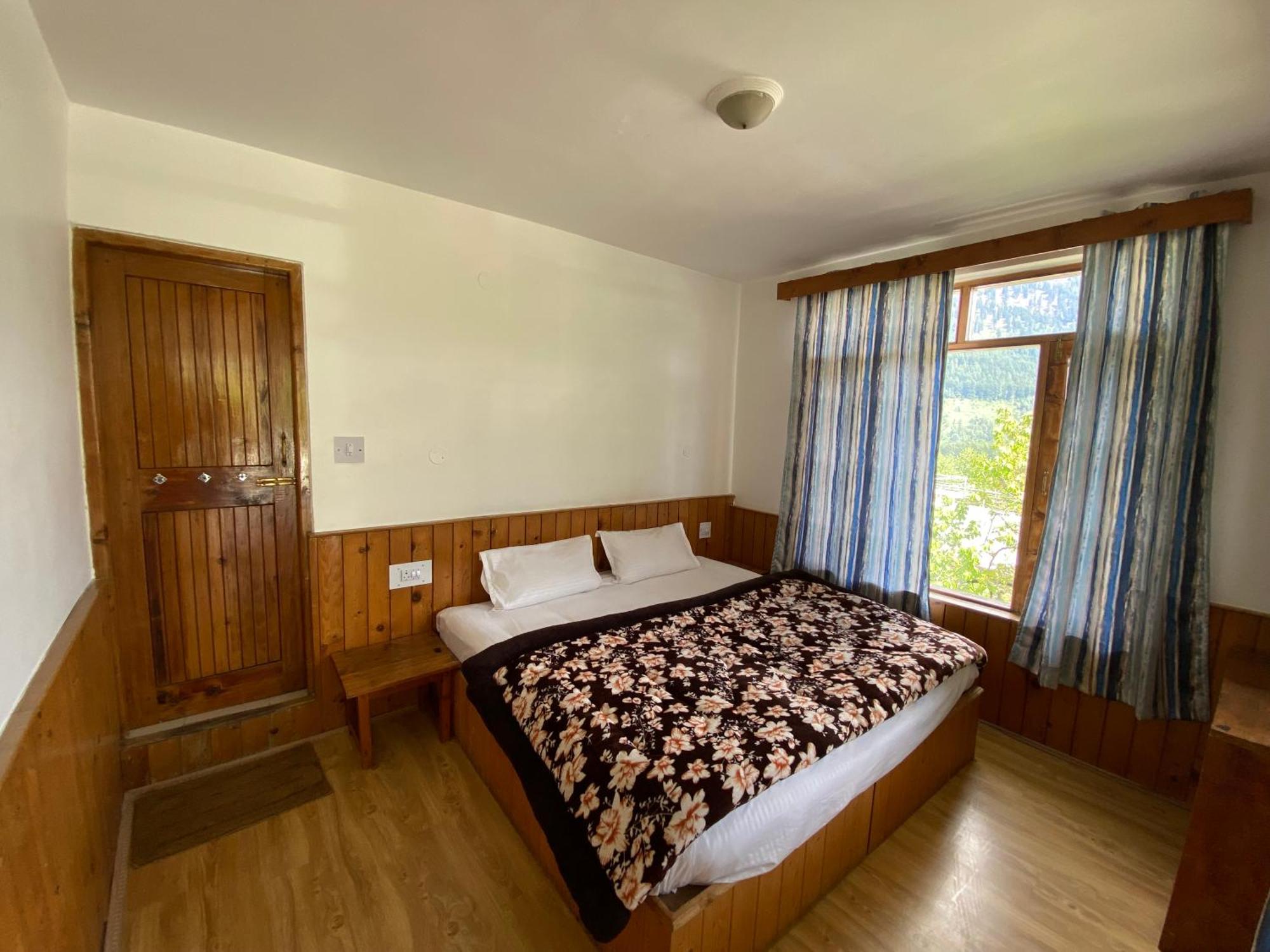 Homestay Double Dutch, Old